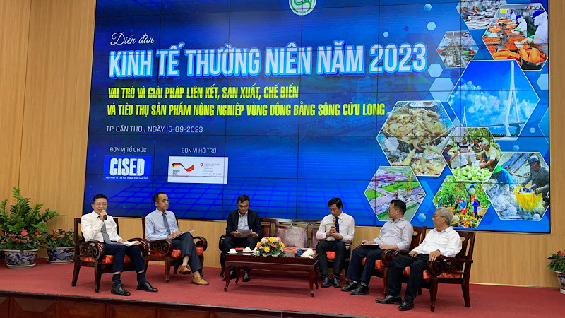 Các đại biểu thảo luận tại diễn đàn.