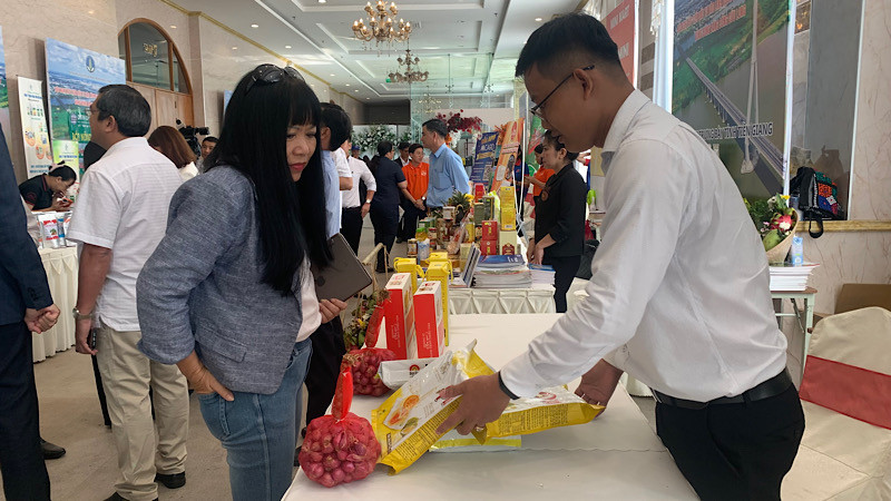 Doanh nghiệp giới thiệu sản phẩm nông nghiệp tại hội nghị.