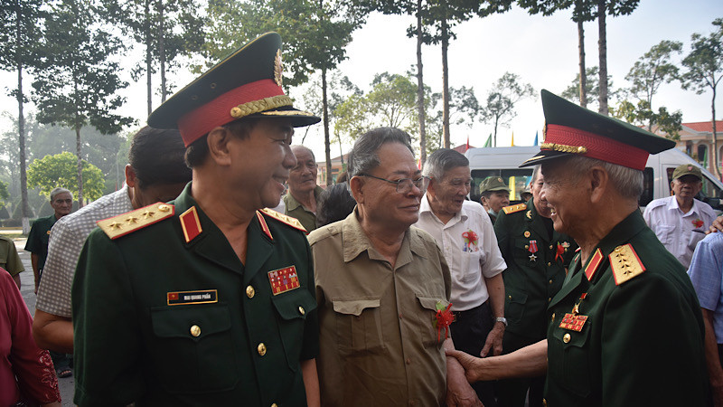 Các cựu chiến binh Trung đoàn 1 U Minh vui mừng tại lễ kỷ niệm