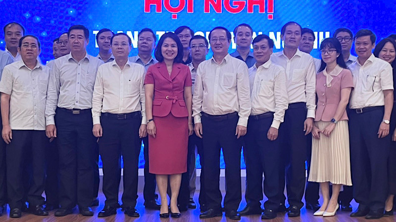 Các đại biểu chụp ảnh lưu niệm tại hội nghị.