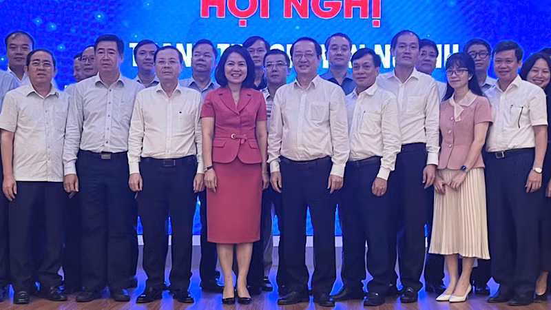 Các đại biểu chụp ảnh lưu niệm tại hội nghị.