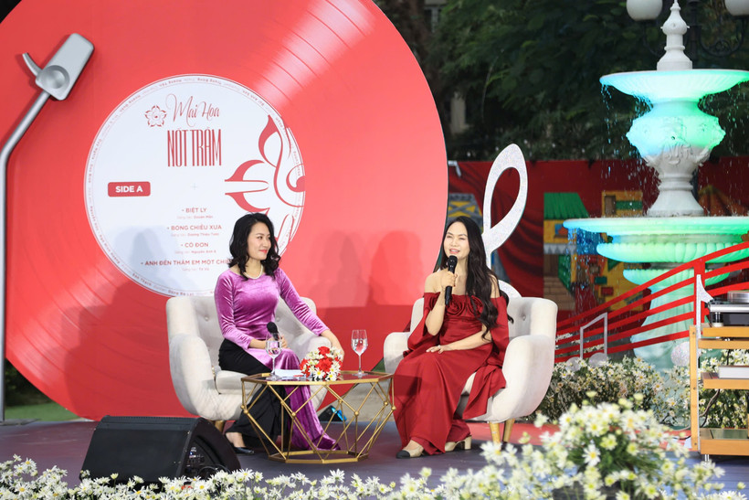 Nghệ sĩ Nhân dân Mai Hoa (bên trái) và MC Hạnh An An tại buổi giao lưu ra mắt đĩa than "Nốt trầm" Vol 1.