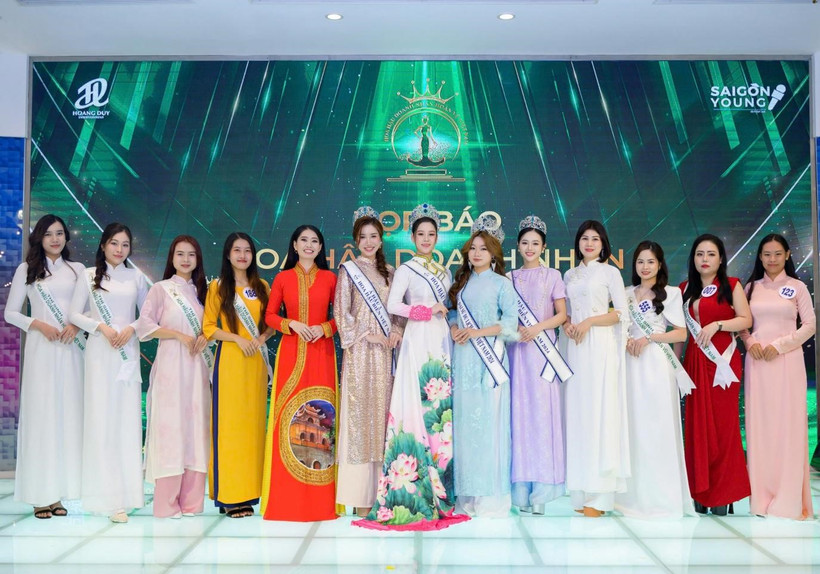 Các thí sinh cuộc thi Hoa hậu Doanh nhân Hoàn vũ Việt Nam 2025 cùng những người đẹp đoạt giải Hoa hậu Biển Việt Nam 2024 và Ban Tổ chức trong trang phục áo dài truyền thống.