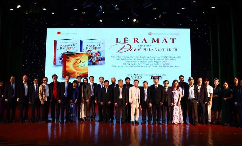 Lễ ra mắt tập thơ "Đi về phía mặt trời" và hai tập "Duyên tình thơ nhạc" của nhà thơ Lê Cảnh Nhạc.