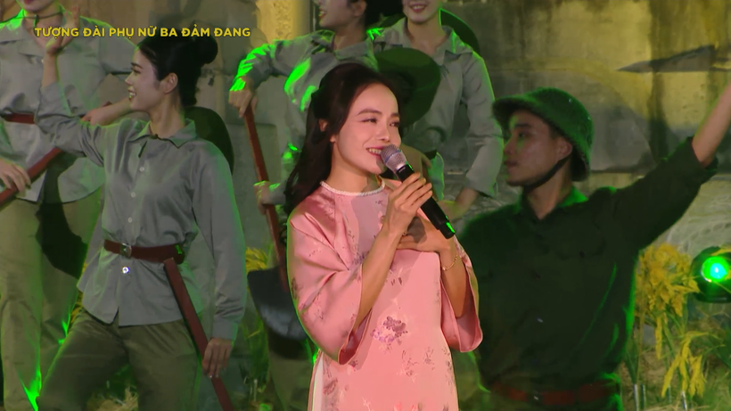 Nghệ sĩ Ưu tú Lan Anh biểu diễn trong chương trình tại đầu cầu tượng đài Phụ nữ Ba đảm đang ở Đan Phượng, Hà Nội.