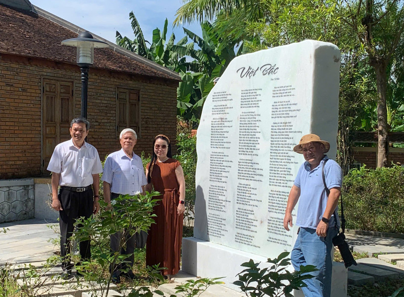 Nhóm văn nghệ sĩ tại lễ dựng thạch bia trường ca "Việt Bắc".