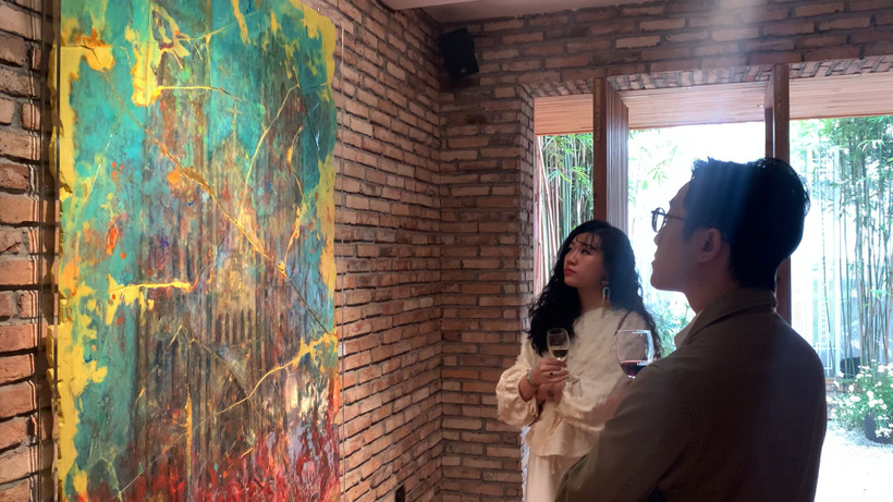 Một góc không gian trưng bày các tác phẩm hội họa "Thiên đường hoàn hảo" của họa sĩ Lưu Tuyền.