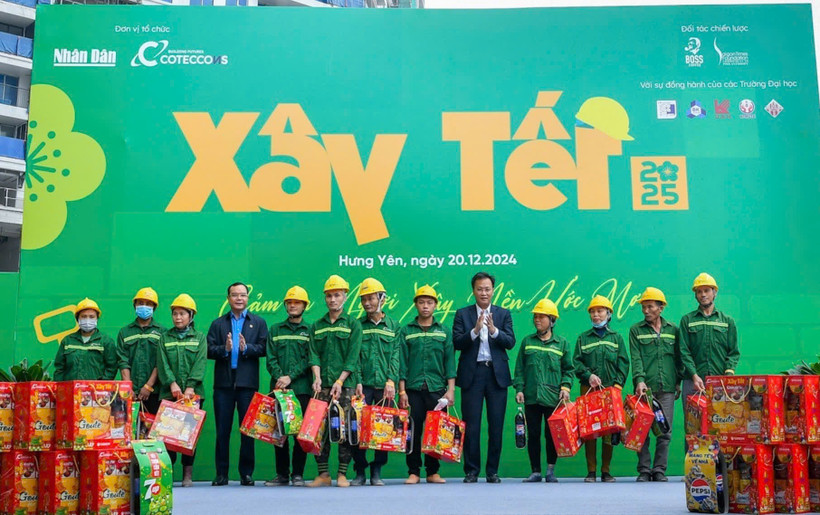 Đồng chí Nguyễn Đình Khang, Ủy viên Trung ương Đảng, Chủ tịch Tổng Liên đoàn Lao động Việt Nam và đồng chí Nguyễn Hữu Nghĩa, Ủy viên Trung ương Đảng, Bí thư Tỉnh ủy Hưng Yên tặng quà Tết cho công nhân lao động tại công trường.