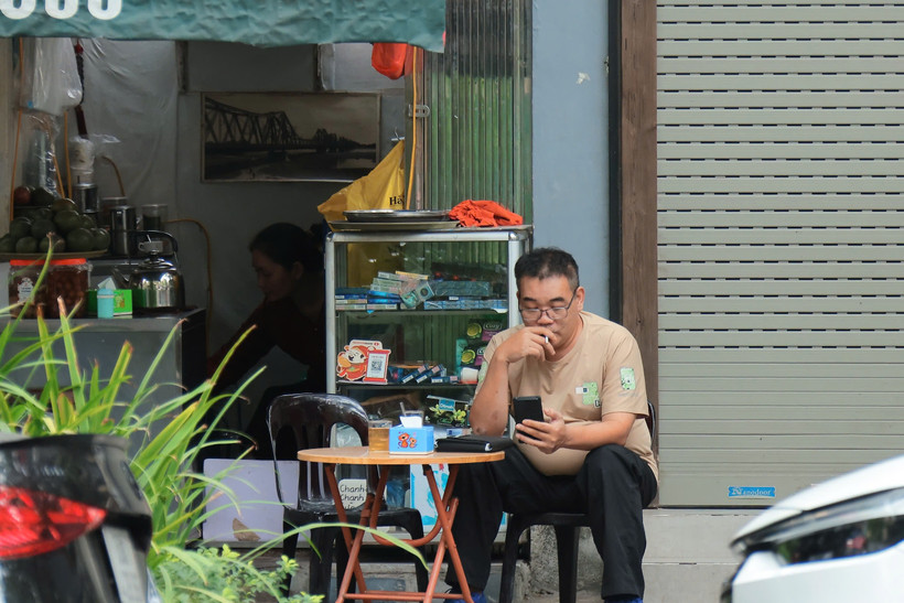 Hình ảnh người sử dụng thuốc lá vẫn khá dễ gặp.