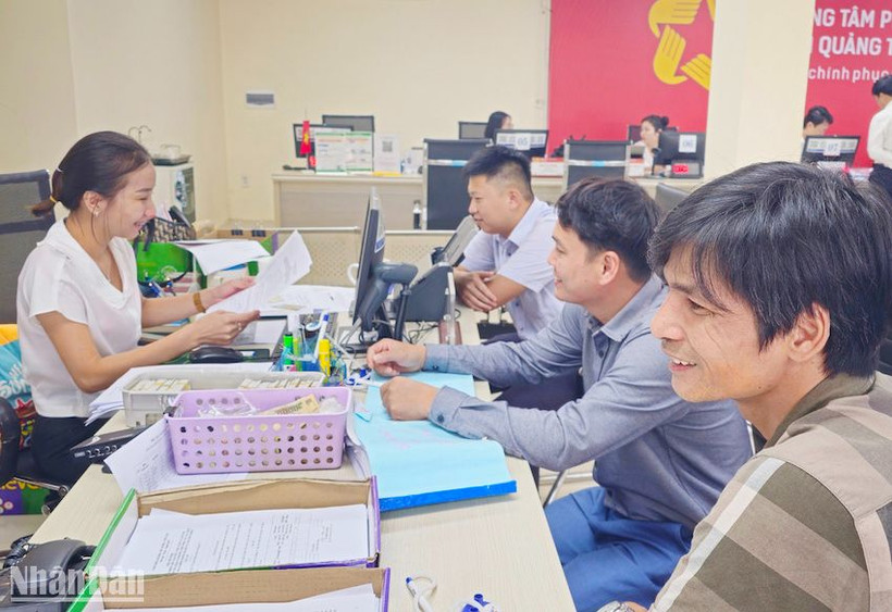 Giải quyết thủ tục hành chính cho người dân tại Trung tâm phục vụ hành chính công Quảng Trị. (Ảnh: LÂM QUANG HUY)