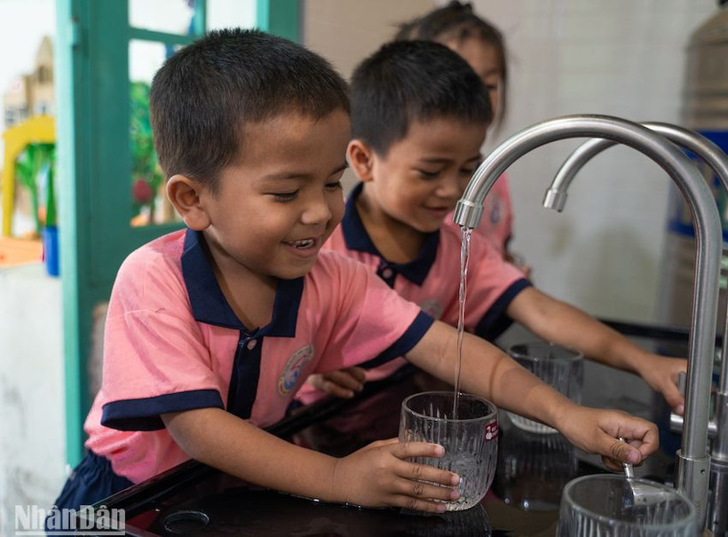 Hiện nay, một số trường học tại các huyện miền núi Quảng Nam chưa có nguồn nước sạch để sử dụng, việc tiếp cận nguồn nước ổn định và bảo đảm vệ sinh còn khó khăn.