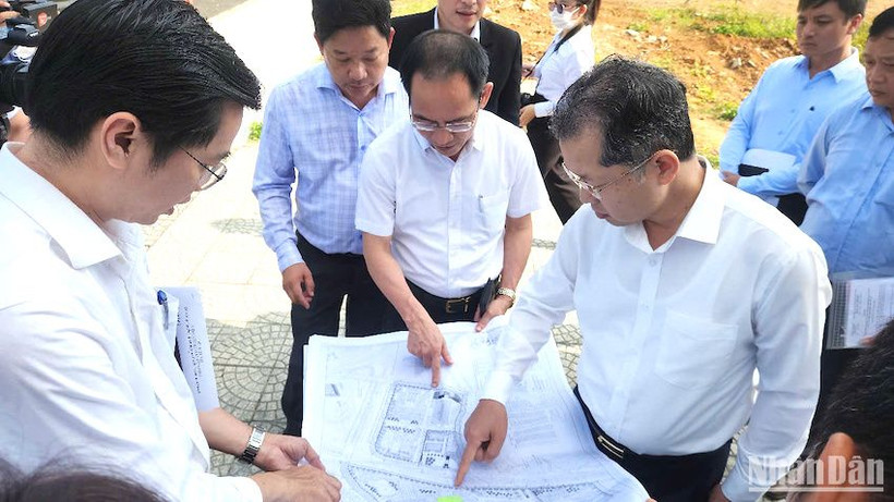 Bí thư Thành ủy Đà Nẵng Nguyễn Văn Quảng tham quan, tìm hiểu tại Trung tâm Công nghệ sinh học Đà Nẵng. (Ảnh: ĐÌNH TĂNG).