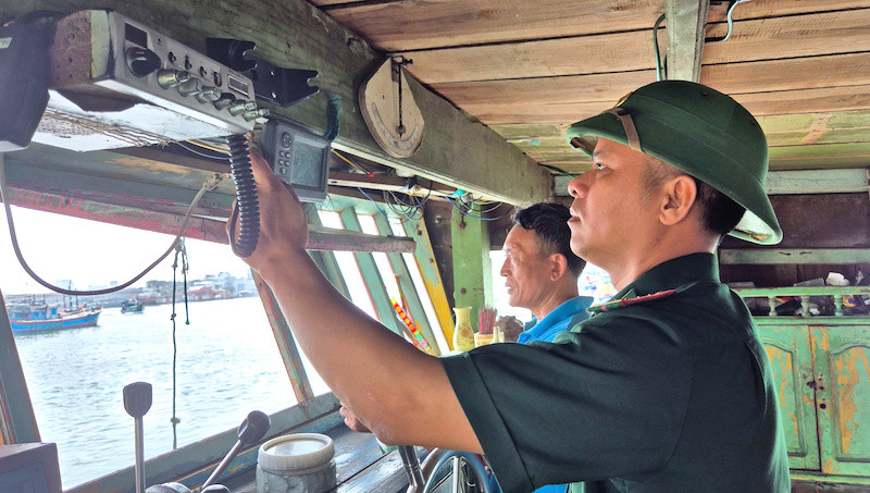 Cán bộ, chiến sĩ Trạm Biên phòng Mân Quang kiểm tra máy giám sát hành trình trên các tàu khi làm thủ tục xuất bến. 