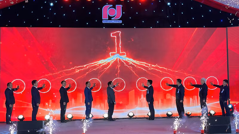 Lãnh đạo tỉnh Hải Dương và lãnh đạo Công ty cổ phần đầu tư Newland nhấn nút khởi công xây dựng khu nhà ở xã hội tại đô thị Tân Phú Hưng.