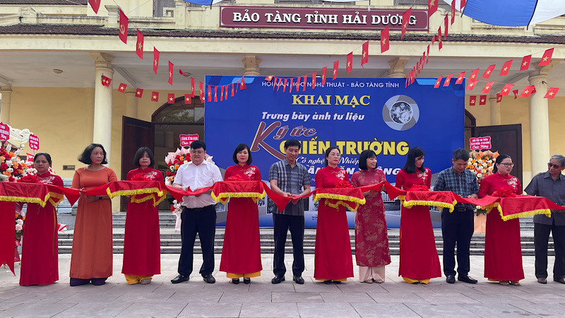 Cắt băng khai mạc Trưng bày bộ ảnh tư liệu “Ký ức chiến trường” .