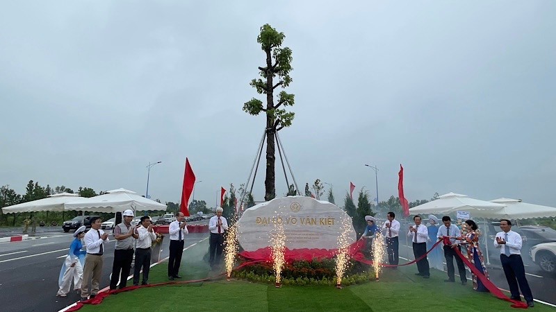 Các đại biểu thực hiện nghi lễ gắn biển đại lộ Võ Văn Kiệt.