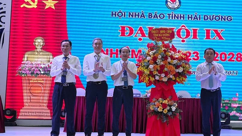 Bí thư Tỉnh ủy Hải Dương Trần Đức Thắng tặng hoa chúc mừng Đại hội Hội Nhà báo tỉnh.
