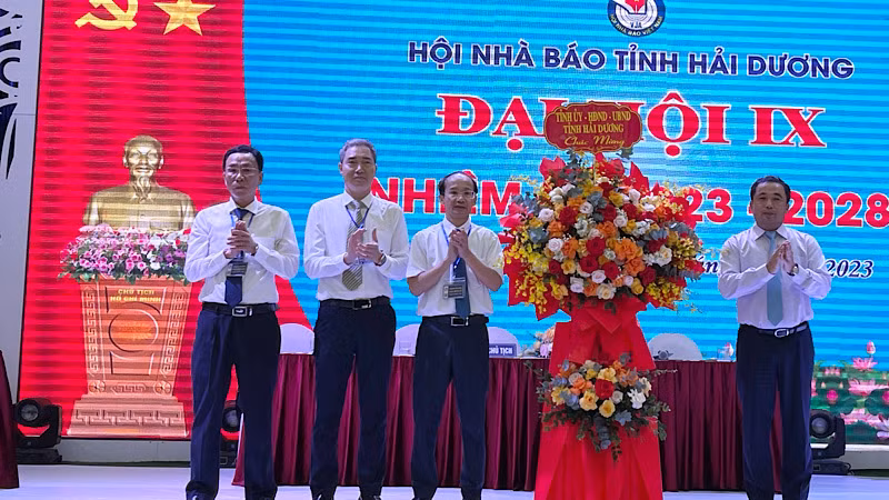Bí thư Tỉnh ủy Hải Dương Trần Đức Thắng tặng hoa chúc mừng Đại hội Hội Nhà báo tỉnh.