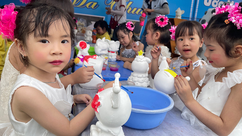 Trẻ Trường mầm non Thanh Bình trải nghiệm hoạt động tô tượng.