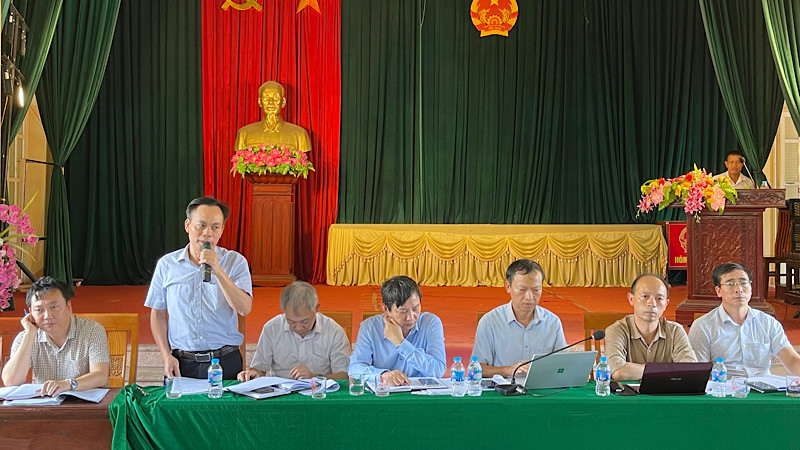 Đại diện ngành điện trả lời khúc mắc của các hộ dân.