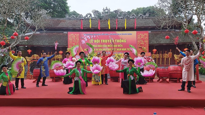 Chương trình nghệ thuật tại Lễ hội truyền thống Văn miếu Mao Điền.
