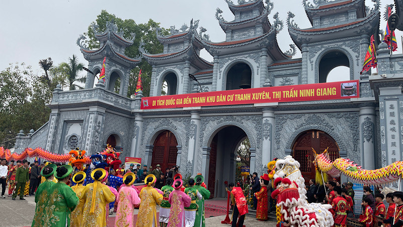 Nghi môn đền Tranh ở khu dân cư Tranh Xuyên, thị trấn Ninh Giang.