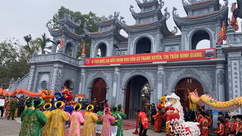 Nghi môn đền Tranh ở khu dân cư Tranh Xuyên, thị trấn Ninh Giang.