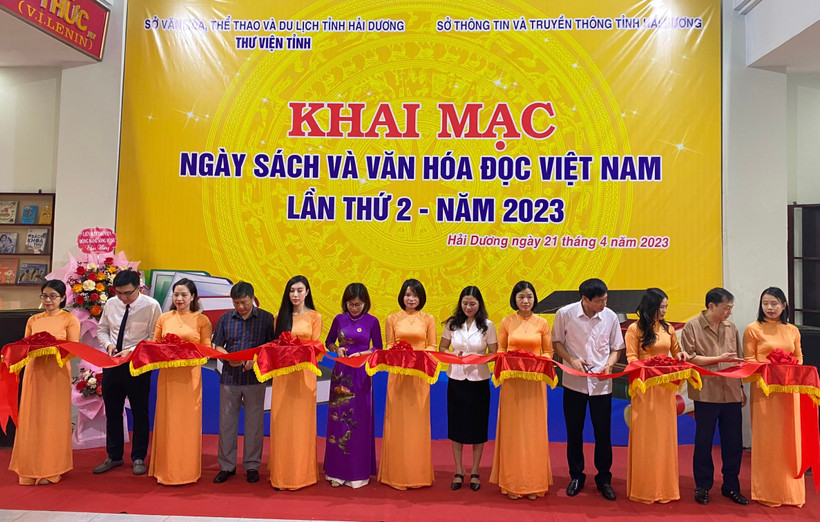 Cắt băng khai mạc Ngày Sách và Văn hóa đọc Việt Nam.
