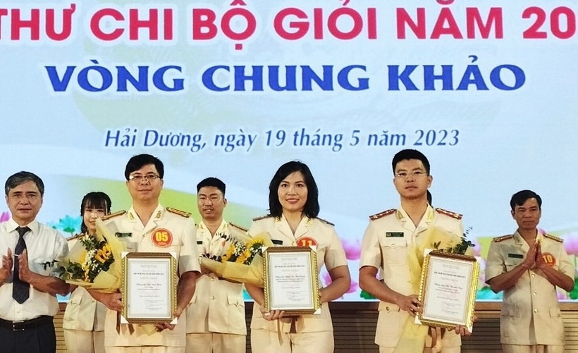 Ban tổ chức Hội thi trao giải thưởng cho các bí thư chi bộ có phần thi xuất sắc.