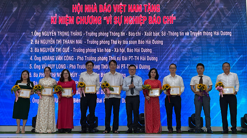 Chủ tịch Hội Nhà báo Việt Nam Lê Quốc Minh trao tặng Kỷ niệm chương “Vì sự nghiệp báo chí” cho những cán bộ có nhiều cống hiến.