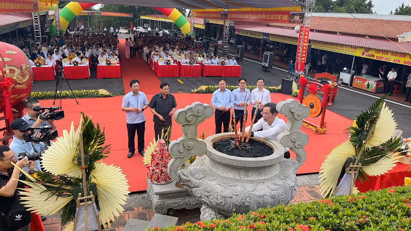 Lãnh đạo tỉnh Hải Dương và thị xã Kinh Môn dâng hương tưởng niệm 773 năm Ngày mất của An Sinh Vương Trần Liễu.