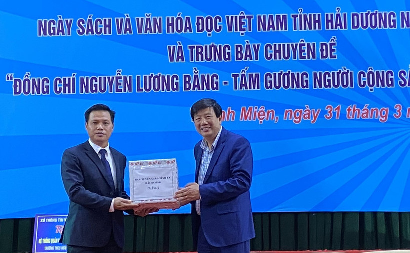 Đồng chí Nguyễn Quang Phúc, Ủy viên Ban Thường vụ, Trưởng Ban Tuyên giáo Tỉnh ủy Hải Dương tặng sách huyện Thanh Miện.