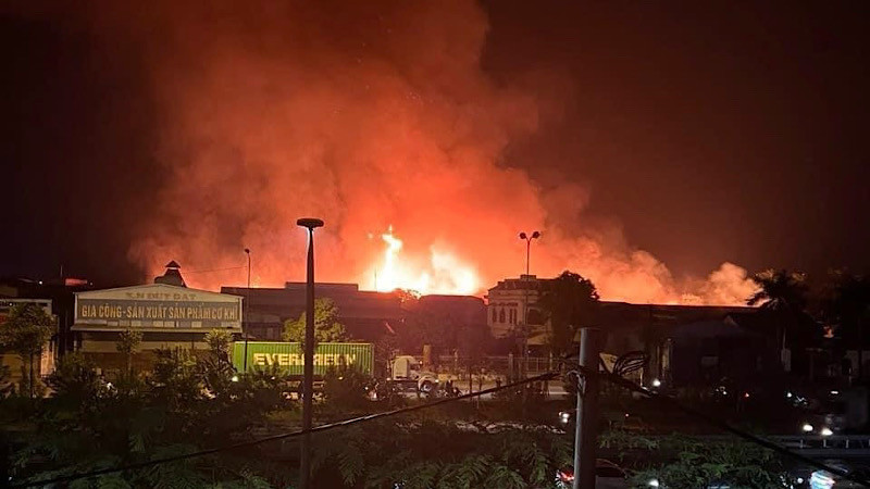 Vụ cháy Công ty Hoàng Lê nhìn từ xa.
