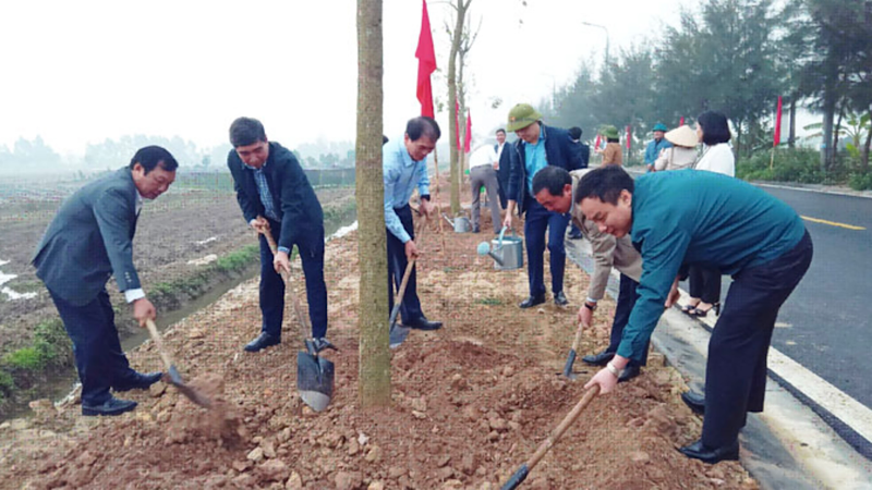Các đồng chí lãnh đạo tỉnh Hải Dương trồng cây trên đường trục giao thông chính tại xã An Sơn, huyện Nam Sách.