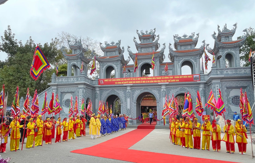 Cổng tam quan đền Tranh.