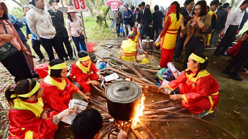 Các nghệ nhân luộc bánh chưng tại Hội thi bánh chưng, bánh giầy.