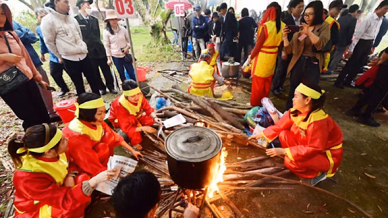 Các nghệ nhân luộc bánh chưng tại Hội thi bánh chưng, bánh giầy.