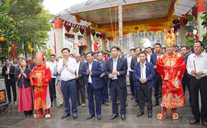 Các đại biểu dâng hương Đức Thánh Trần tại lễ Cáo yết.