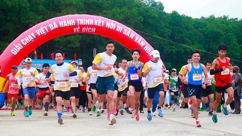 Các vận động viên tranh tài cự ly 5km.