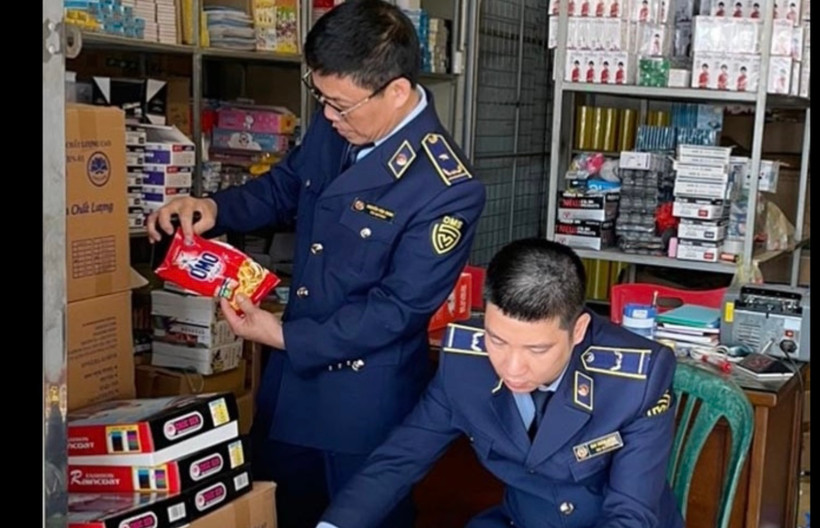 Cán bộ quản lý thị trường kiểm tra hàng hóa bầy bán tại cửa hàng của ông N.V.K.