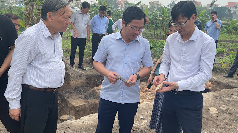 Đoàn cán bộ khảo cổ của Trung ương và lãnh đạo Sở Văn hóa, Thể thao và Du lịch Hải Dương tại vị trí thăm dò, khảo cổ di tích Thành Dền.