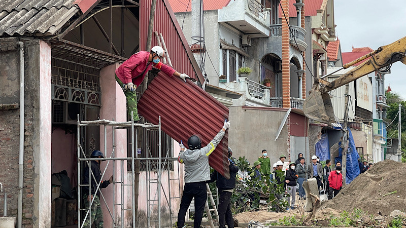 Tháo dỡ công trình xây dựng của gia đình ông Vũ Xuân Hiền trong hành lang Quốc lộ 5.