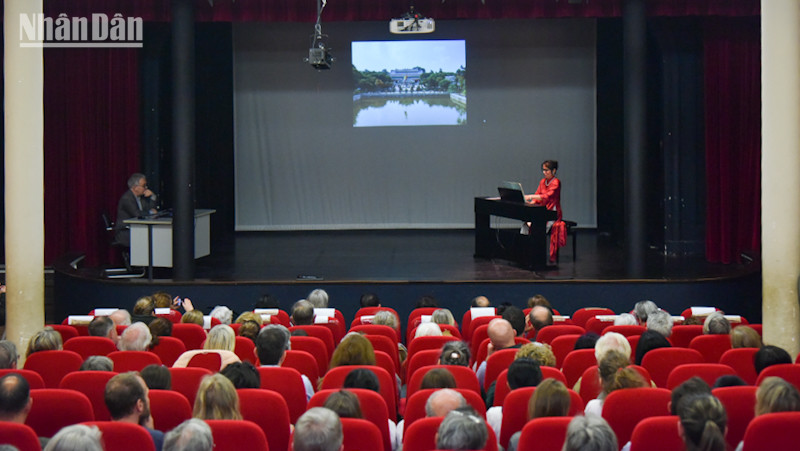 Nghệ sĩ Ngô Hương Giang trình diễn lại bản nhạc phim kinh điển của tác phẩm điện ảnh "Mùi đu đủ xanh". (Ảnh: MINH DUY)