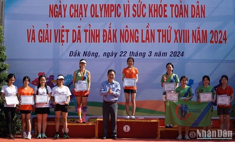 Ban tổ chức đã trao 7 bộ huy chương cho các cá nhân đạt thành tích cao trong Ngày chạy Olympic và Giải Việt dã tỉnh Đắk Nông lần thứ XVIII.