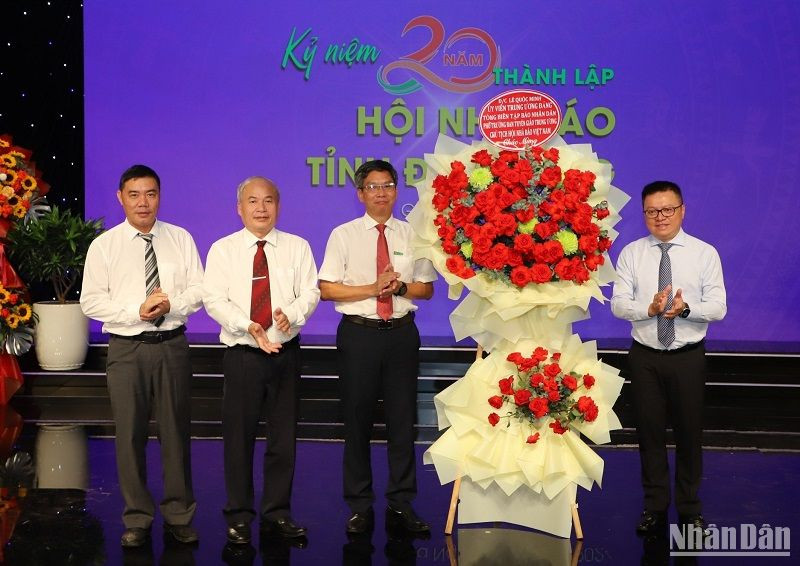 Đồng chí Lê Quốc Minh dự và tặng hoa chúc mừng Hội Nhà báo tỉnh Đắk Nông nhân sự kiện kỷ niệm 20 năm thành lập.
