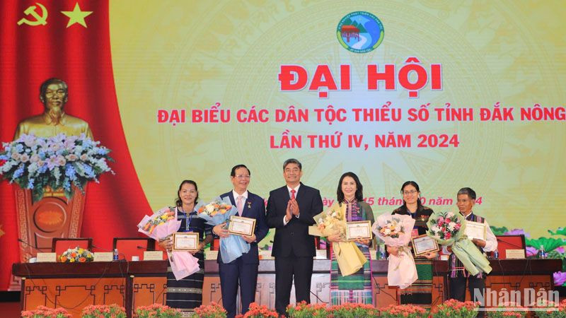 Tặng Bằng khen của Bộ trưởng, Chủ nhiệm Ủy ban Dân tộc cho các tập thể và cá nhân đạt thành tích xuất sắc.