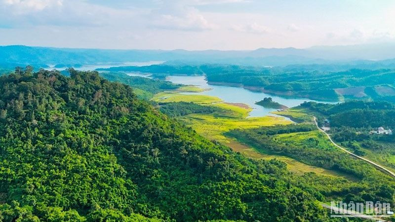 Vườn Quốc gia Tà Đùng có tổng diện tích tự nhiên khoảng 21.000ha, nằm trên khu vực giáp ranh giữa hai tỉnh Đắk Nông và Lâm Đồng.