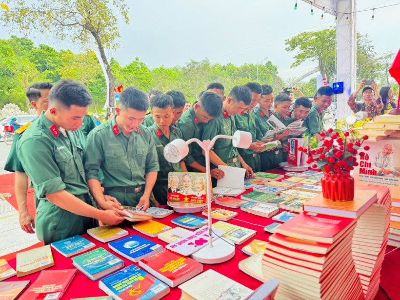 Đông đảo học sinh, đoàn viên thanh niên và người dân tham gia Lễ phát động và tham quan các gian trưng bày sách.