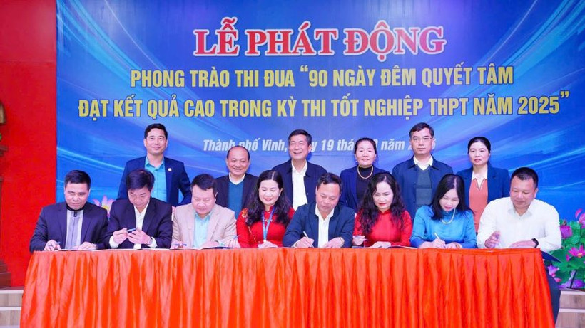 Lãnh đạo Liên đoàn Lao động tỉnh và Sở Giáo dục và Đào tạo chứng kiến lễ ký kết thực hiện phong trào của các nhà trường.