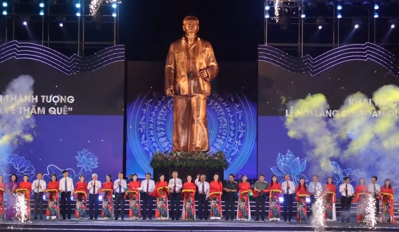 Tổng Bí thư Tô Lâm và các đại biểu thực hiện nghi thức cắt băng khánh thành Tượng “Bác Hồ về thăm quê”.